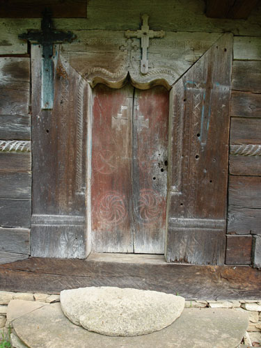 Foto intrarea in biserica (c) Petru Goja